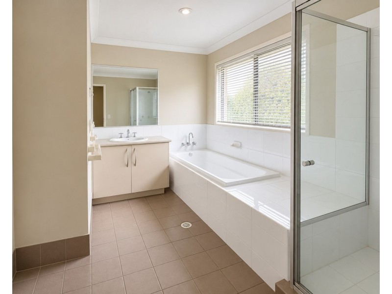 6 Peckham Court, Pacific Pines QLD 4211