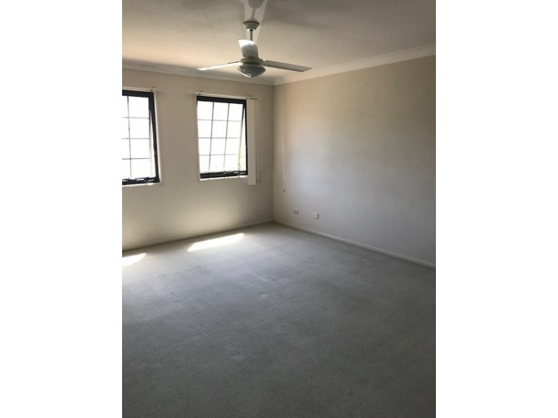 18 Estate Place, Holland Park West QLD 4121