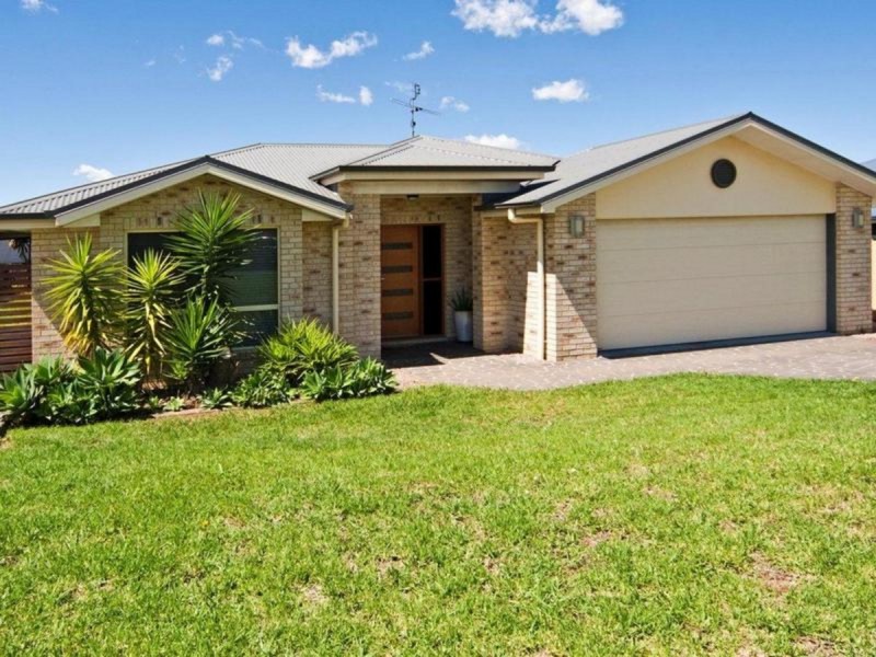 8 Patron Crescent, Glenvale QLD 4350