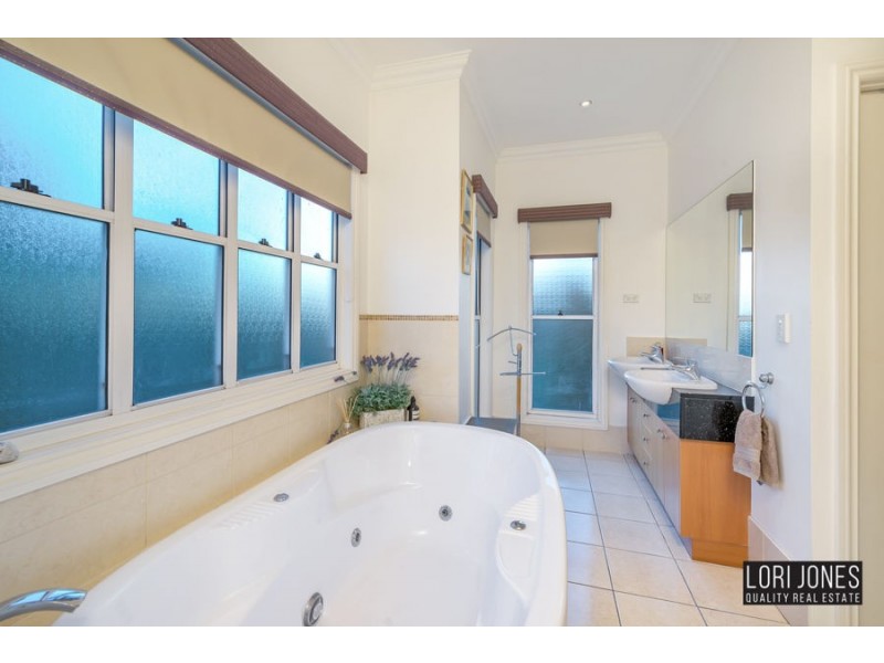 12 Ruskin Street, Taringa QLD 4068
