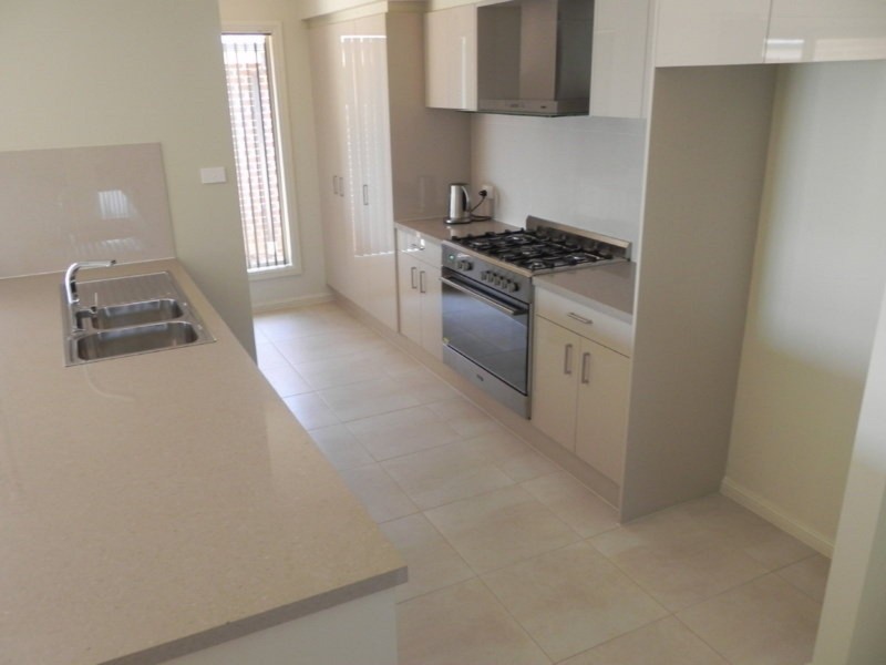 8 Kelly Street, Oran Park NSW 2570