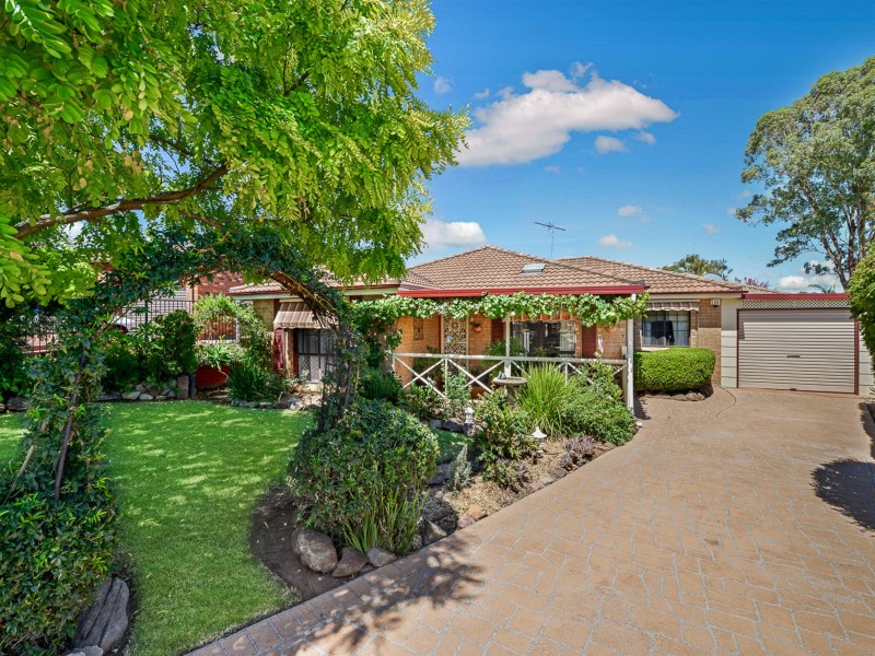 10 Antonio Cl, Rosemeadow NSW 2560