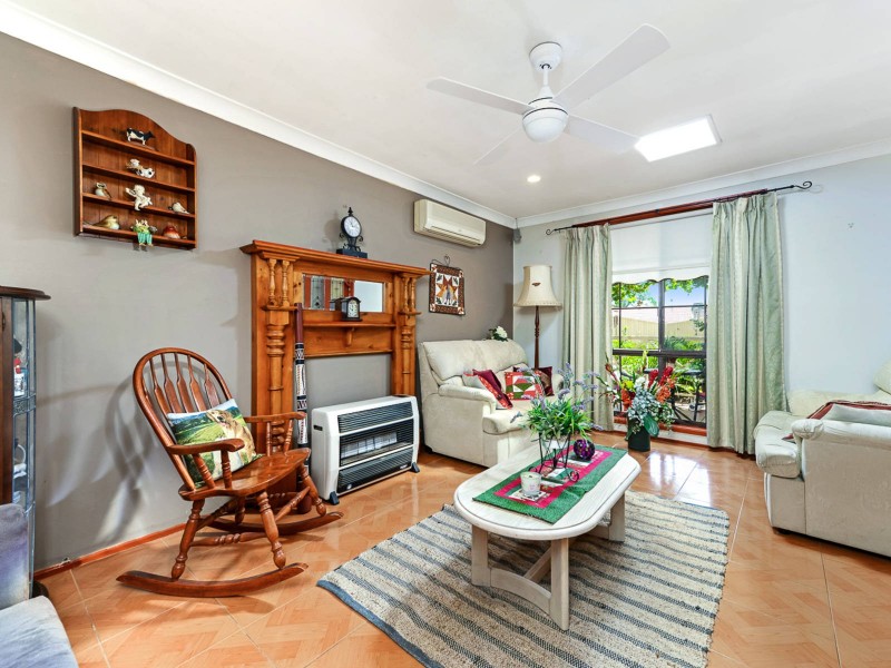 10 Antonio Cl, Rosemeadow NSW 2560