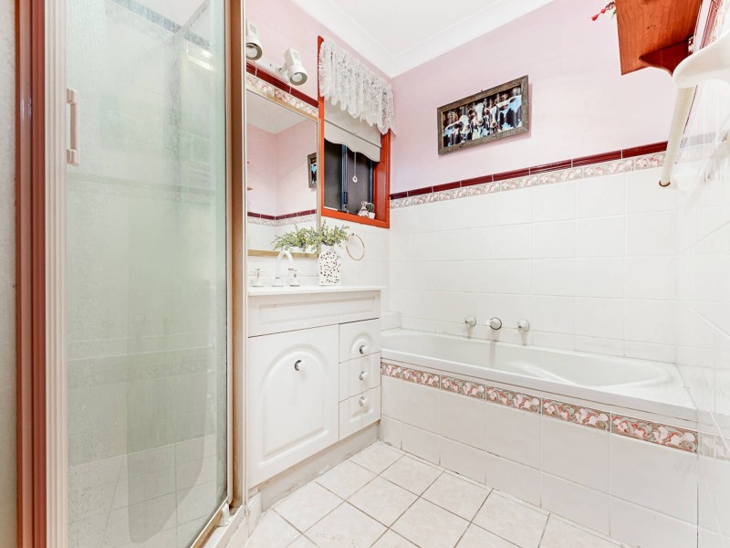 10 Antonio Cl, Rosemeadow NSW 2560