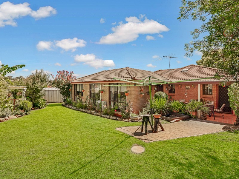 10 Antonio Cl, Rosemeadow NSW 2560