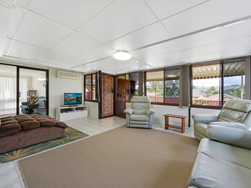 1 Back Cl, Kearns NSW 2558