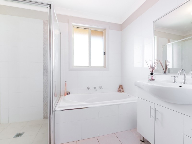 70 Clennam Ave, Ambarvale NSW 2560