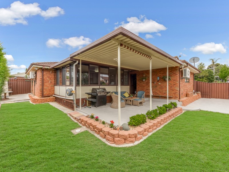 1 Back Close, Kearns NSW 2558