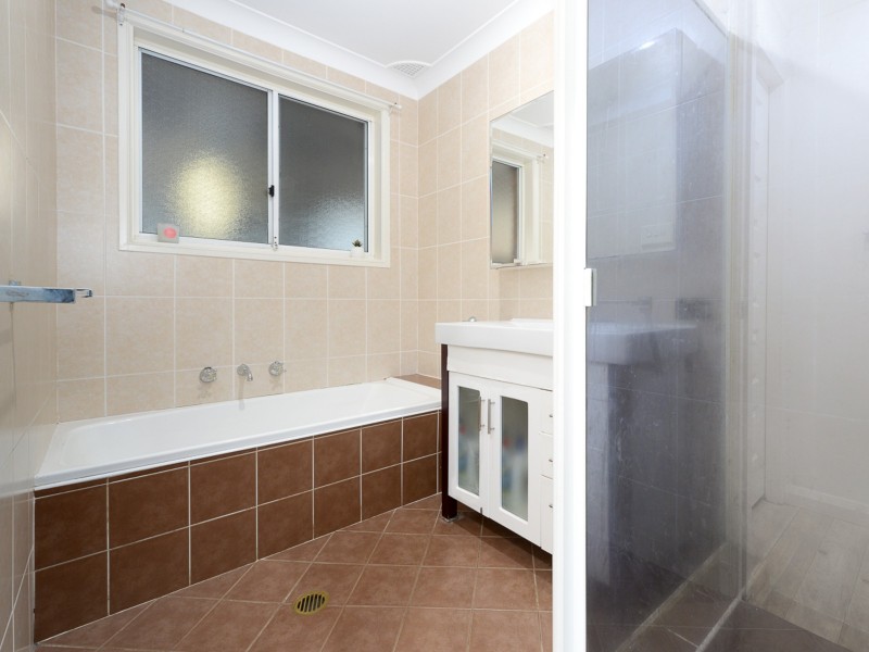 17 Octavia Ave, Rosemeadow NSW 2560