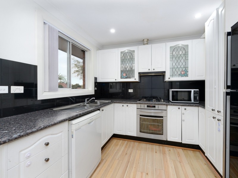 17 Octavia Ave, Rosemeadow NSW 2560