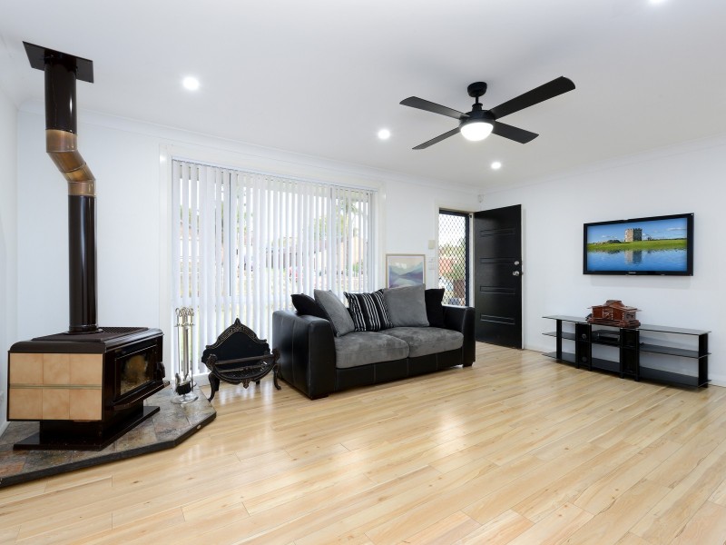 17 Octavia Ave, Rosemeadow NSW 2560