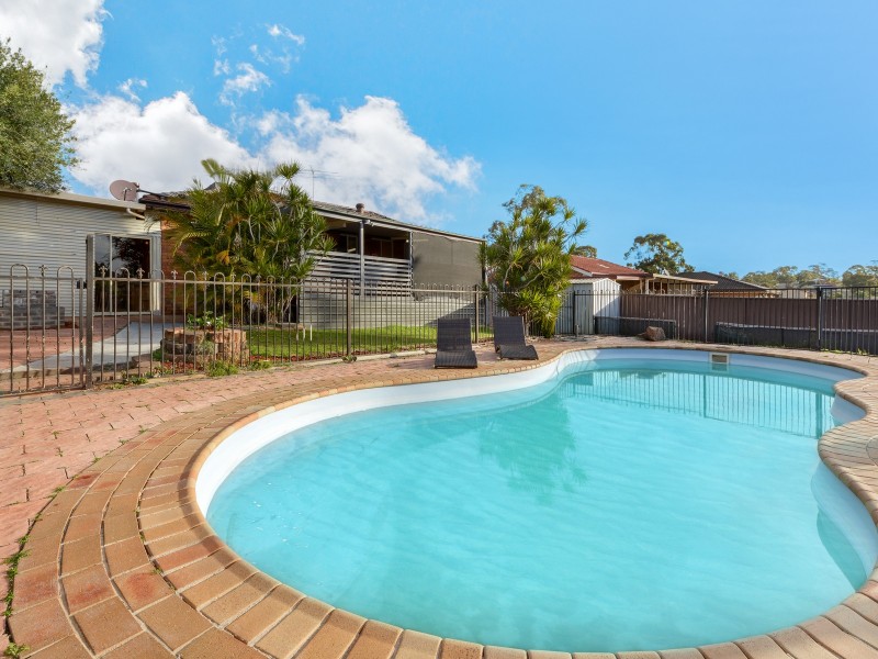 17 Octavia Ave, Rosemeadow NSW 2560