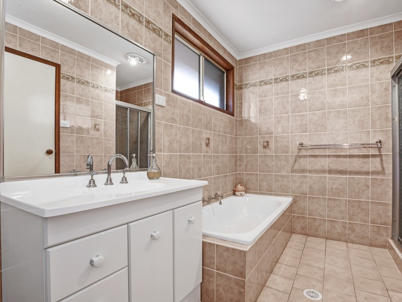 33 Tramway Dr, Currans Hill NSW 2567