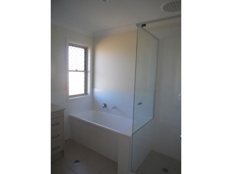 11 Casuarina Cr, Withcott QLD 4352