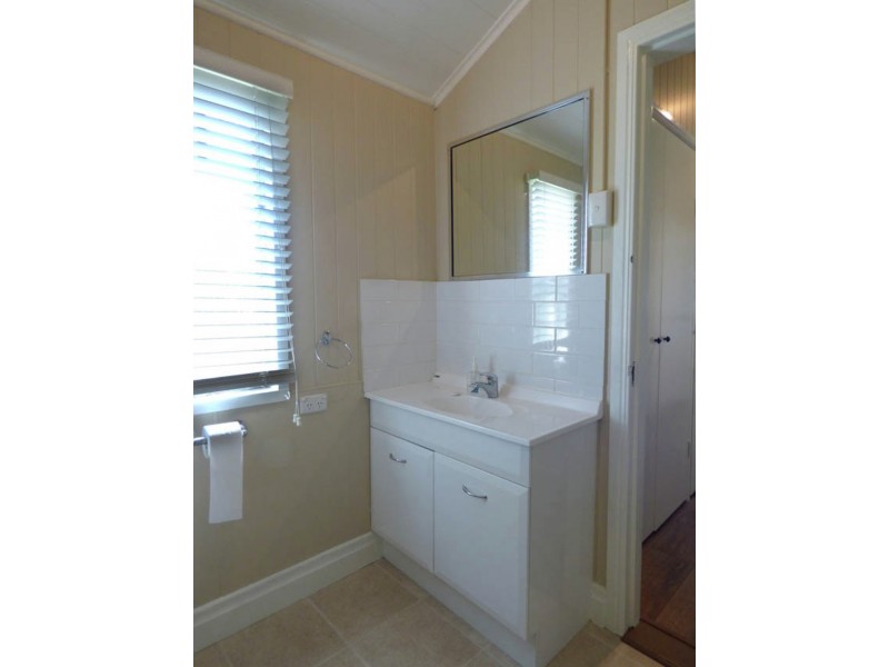 19 Albert st, Crows Nest QLD 4355