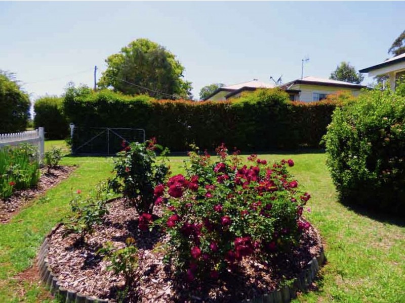19 Albert st, Crows Nest QLD 4355