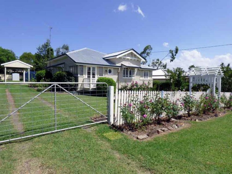 19 Albert st, Crows Nest QLD 4355