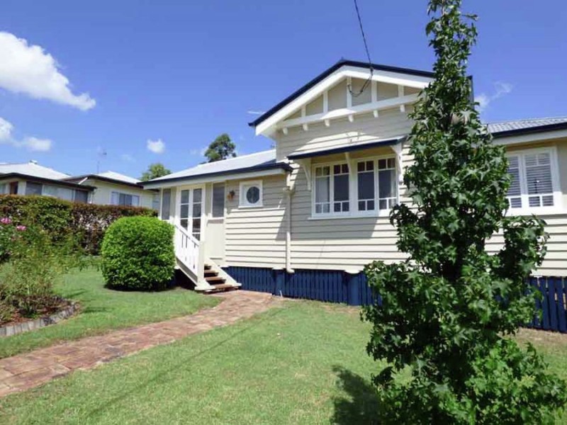 19 Albert st, Crows Nest QLD 4355