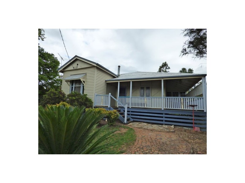 15 Albert Street, Crows Nest QLD 4355