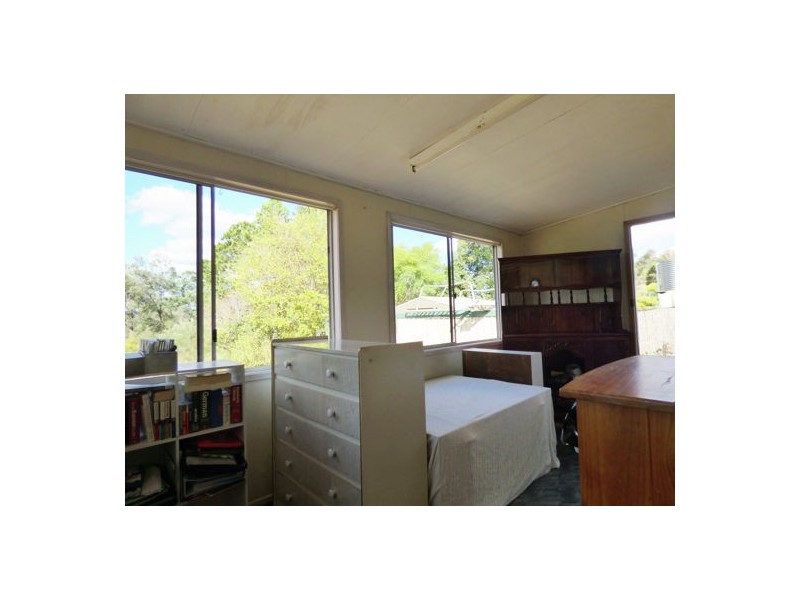 8 Andrews Road, Crows Nest QLD 4355