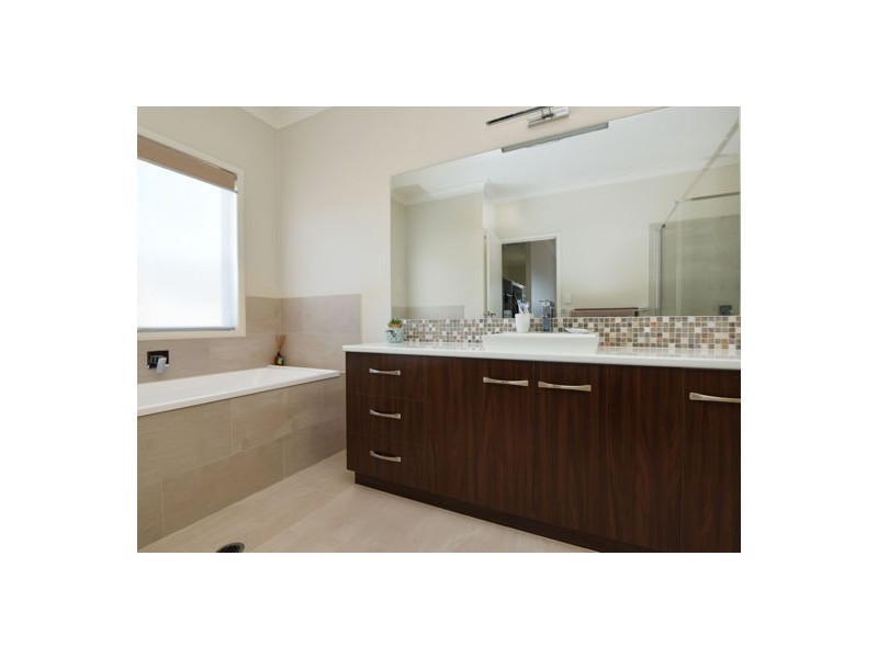 5 Dolleys Road, Withcott QLD 4352