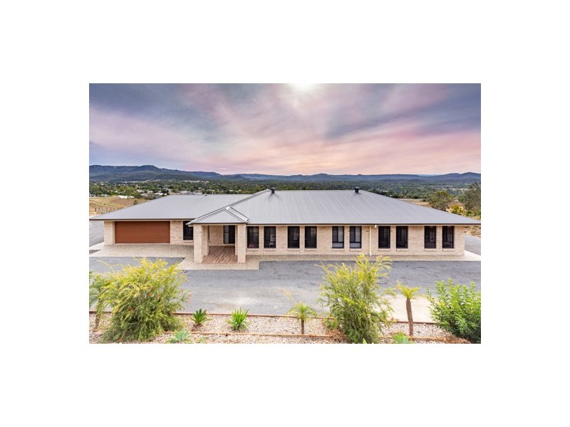 8 Twilight Court, Withcott QLD 4352