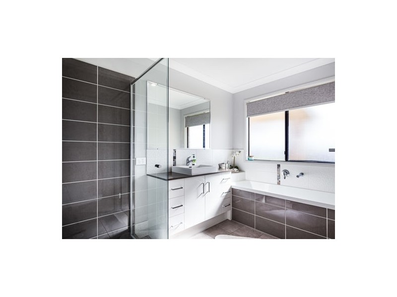 8 Twilight Court, Withcott QLD 4352