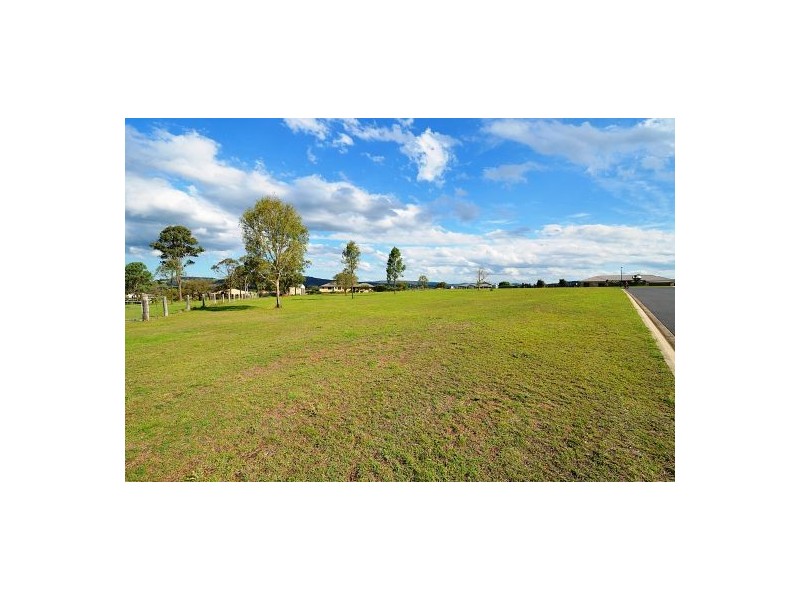1 Thompson Crescent, Kensington Grove QLD 4341