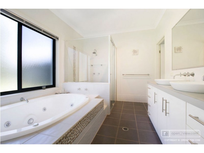 8 St Ives Court, Redland Bay QLD 4165