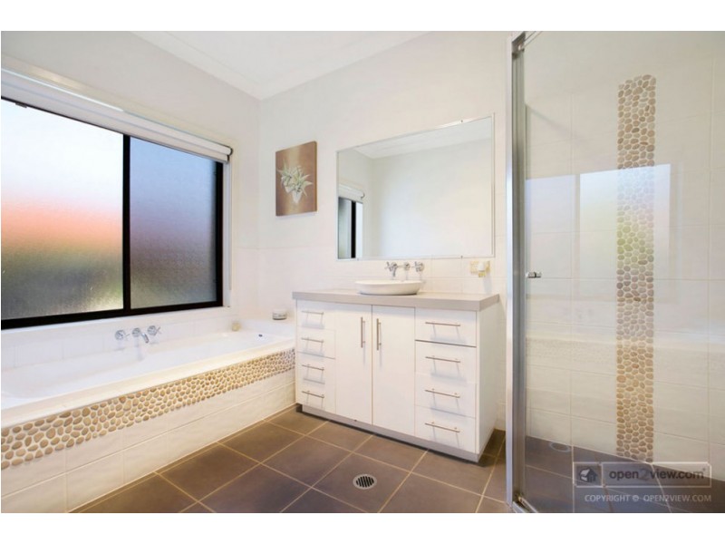 8 St Ives Court, Redland Bay QLD 4165