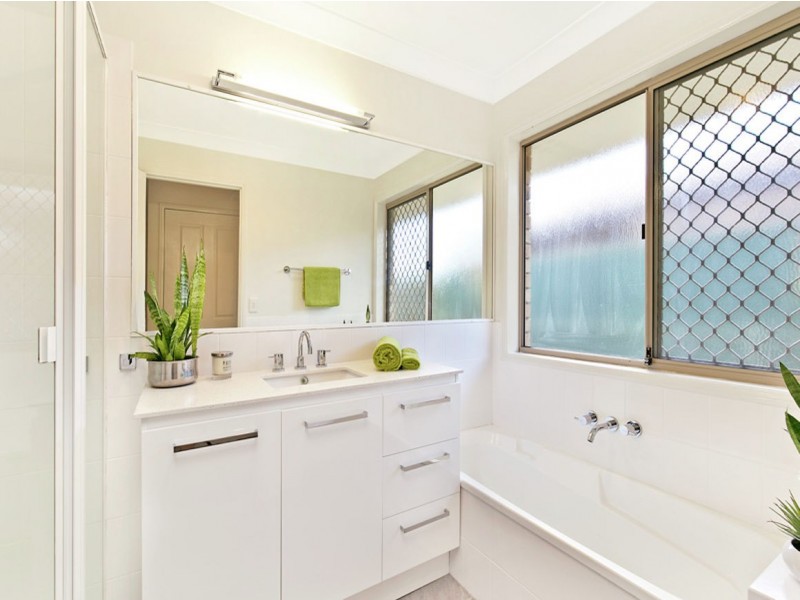 16 HANLON STREET, Tanah Merah QLD 4128