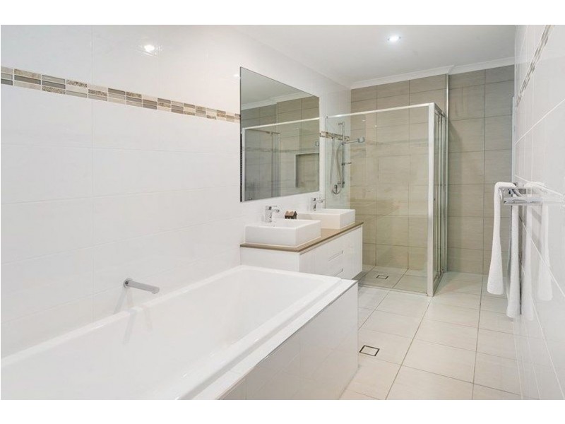 2136 Beaufort Way, Hope Island QLD 4212