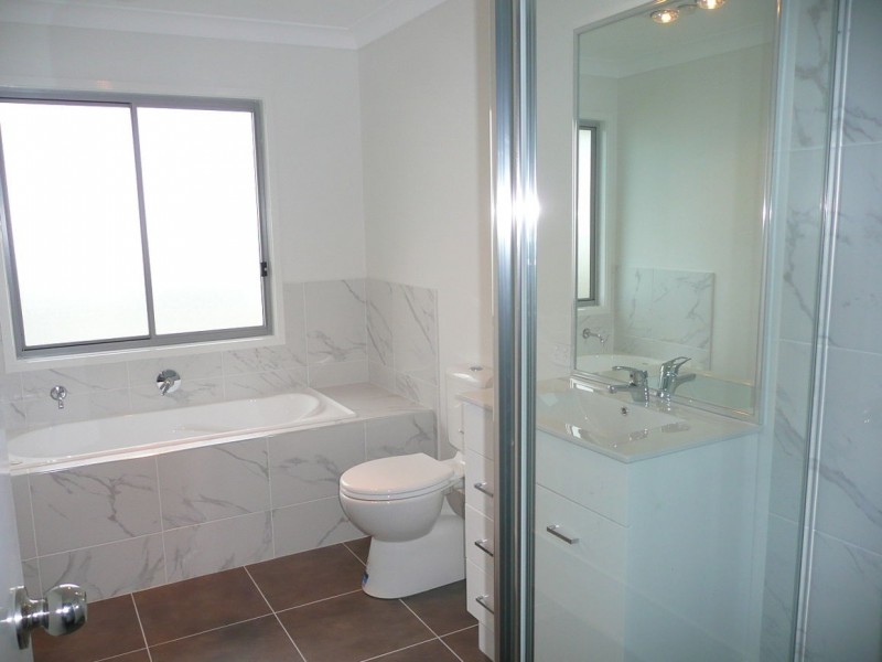 1/18 Barrington Street, Pacific Pines QLD 4211