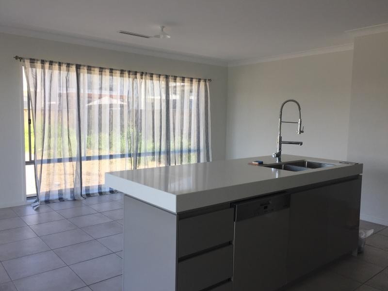 4 Waters Close, Hope Island QLD 4212