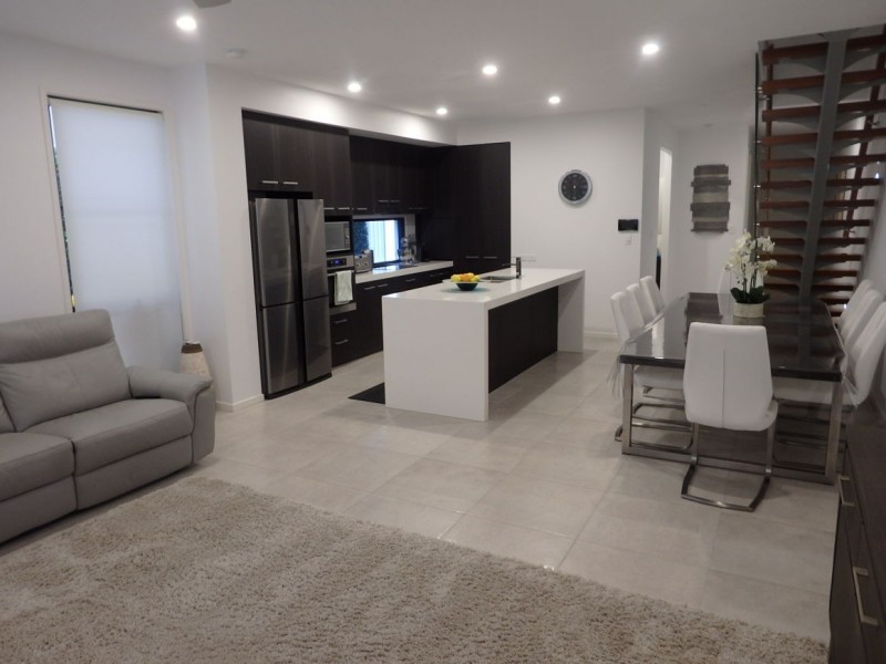 2/9 Clinton Street, Labrador QLD 4215