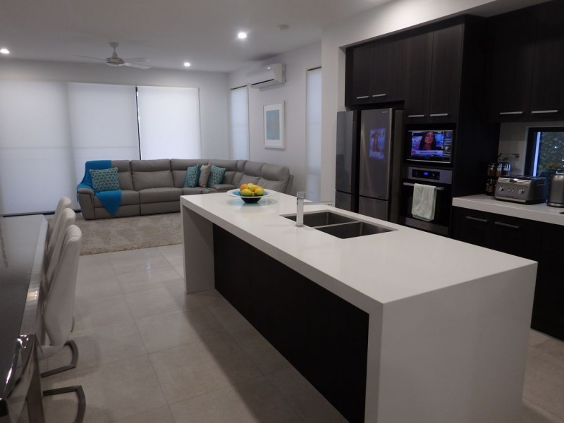 2/9 Clinton Street, Labrador QLD 4215