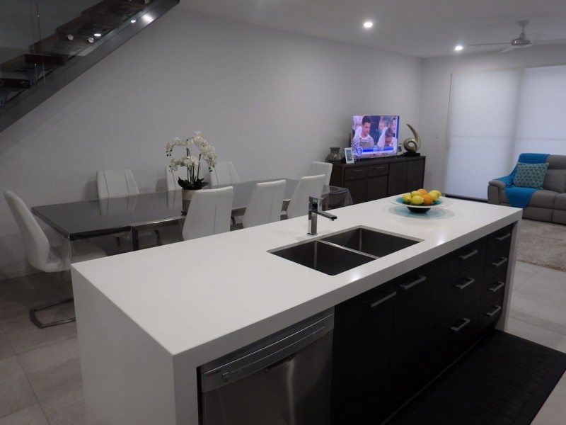 2/9 Clinton Street, Labrador QLD 4215
