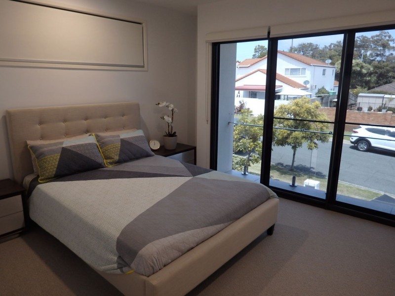 2/9 Clinton Street, Labrador QLD 4215