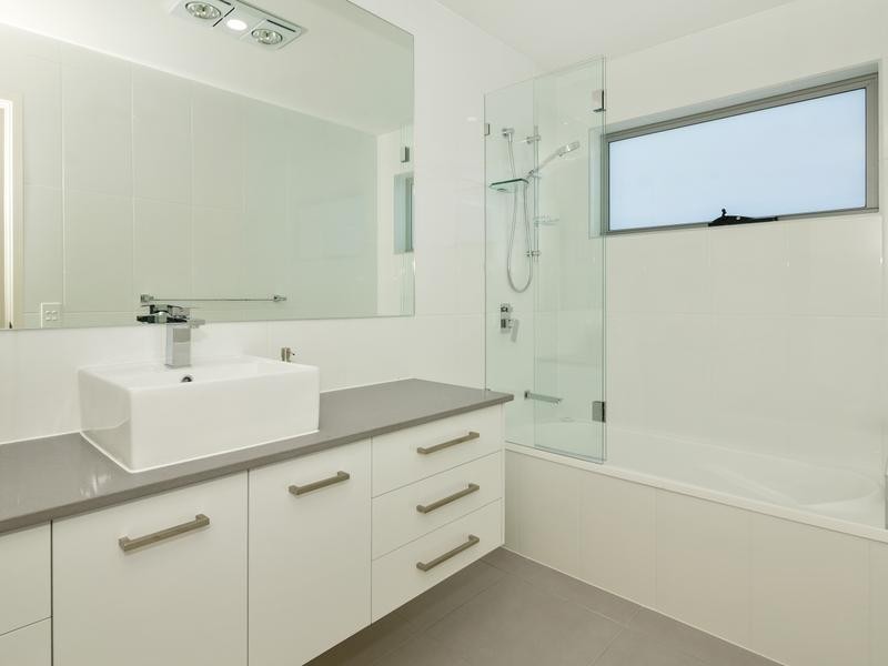 20/1 Waters Close, Hope Island QLD 4212