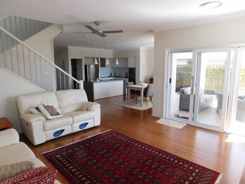 17 Azure Way, Hope Island QLD 4212