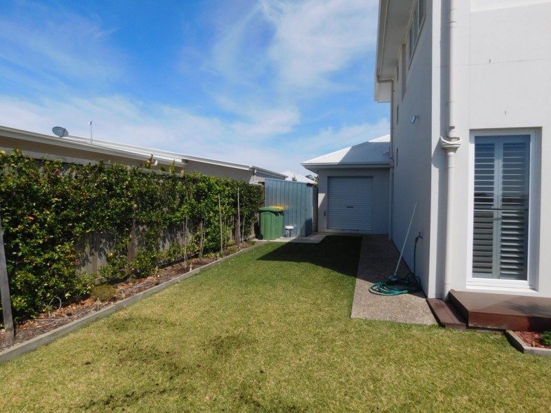 17 Azure Way, Hope Island QLD 4212