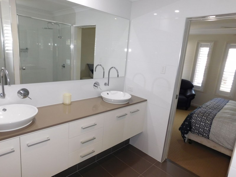 17 Azure Way, Hope Island QLD 4212