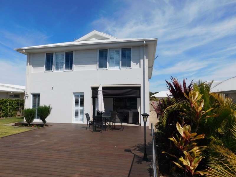 17 Azure Way, Hope Island QLD 4212