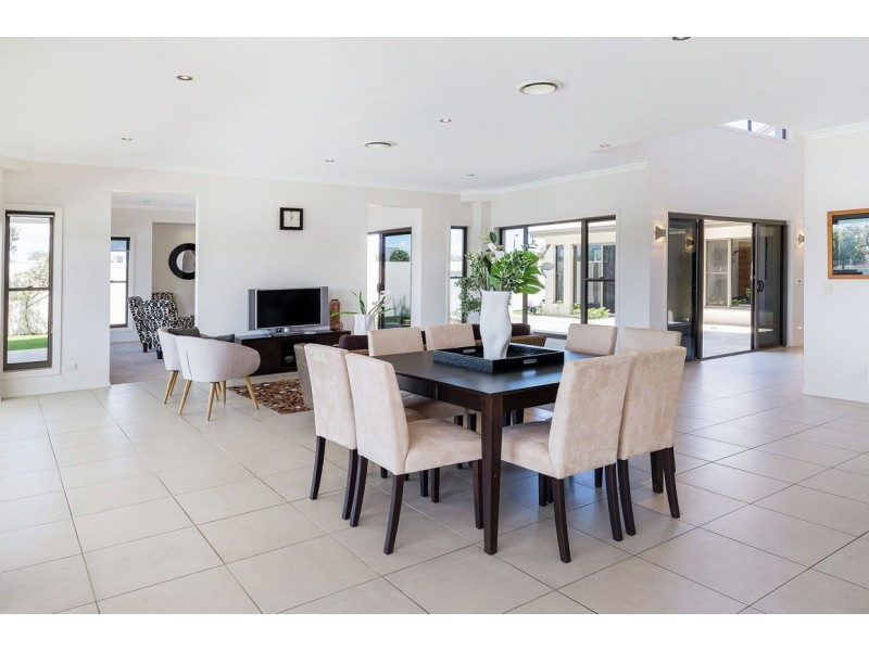 27 North Bank Court, Helensvale QLD 4212