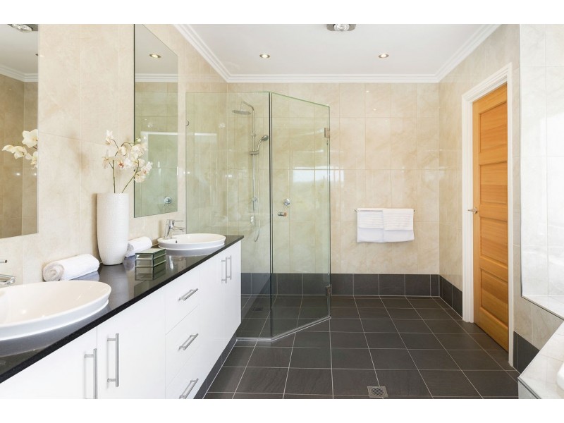 27 North Bank Court, Helensvale QLD 4212