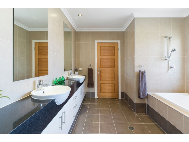 27 North Bank Court, Helensvale QLD 4212