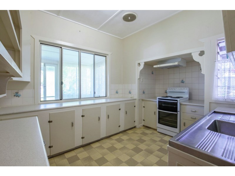 27 Mole Avenue, Southport QLD 4215