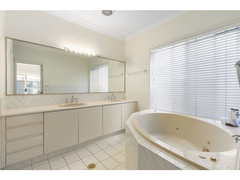 46 Riverdowns Crescent, Helensvale QLD 4212