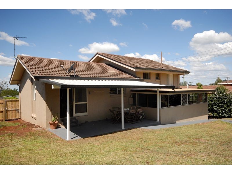 17 Martini Street, Mount Lofty QLD 4350