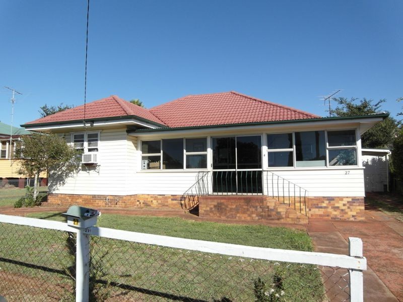 27 Blackdown Street, Harristown QLD 4350
